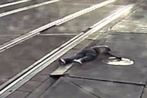 فيديو صادم.. قطار يجر رجلا بعد وقوعه بين الرصيف والقطار! صورة رقم 4