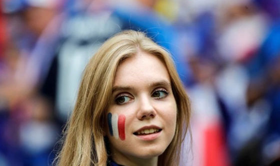 المشجعات الفرنسيات خطفن الأضواء بفوز منتخب بلادهن بكأس العالم صورة رقم 1