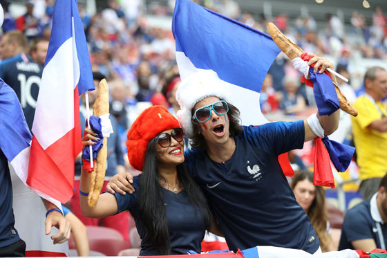 المشجعات الفرنسيات خطفن الأضواء بفوز منتخب بلادهن بكأس العالم صورة رقم 2