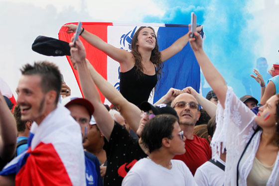 المشجعات الفرنسيات خطفن الأضواء بفوز منتخب بلادهن بكأس العالم صورة رقم 4