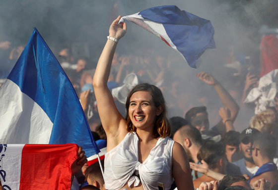 المشجعات الفرنسيات خطفن الأضواء بفوز منتخب بلادهن بكأس العالم صورة رقم 7