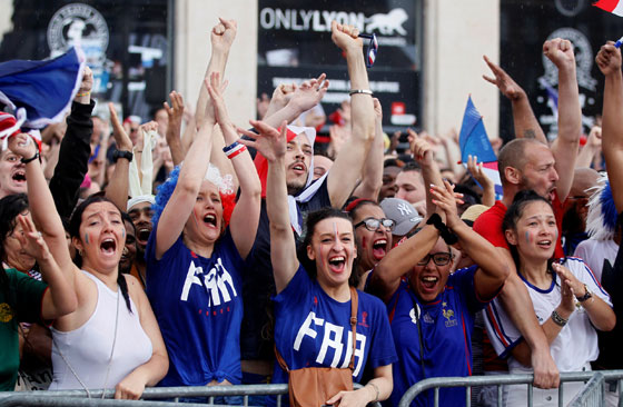 المشجعات الفرنسيات خطفن الأضواء بفوز منتخب بلادهن بكأس العالم صورة رقم 8