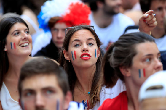المشجعات الفرنسيات خطفن الأضواء بفوز منتخب بلادهن بكأس العالم صورة رقم 9
