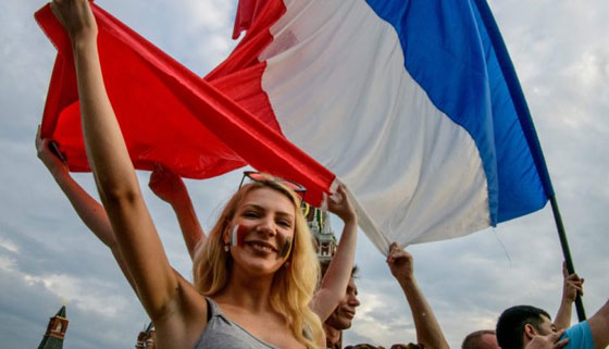 المشجعات الفرنسيات خطفن الأضواء بفوز منتخب بلادهن بكأس العالم صورة رقم 13