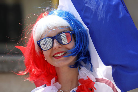 المشجعات الفرنسيات خطفن الأضواء بفوز منتخب بلادهن بكأس العالم صورة رقم 14