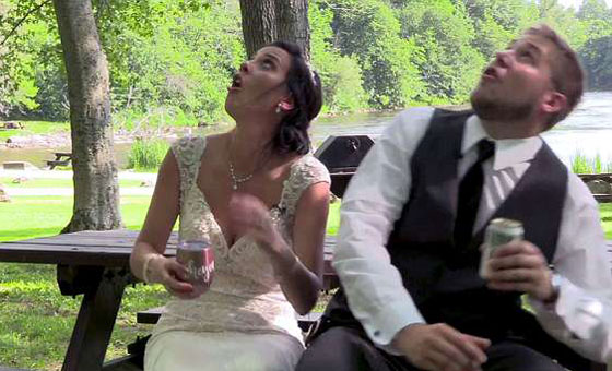 فيديو طريف.. سقوط فرع شجرة ثقيل فوق عروسين في حفل زفافهما صورة رقم 2