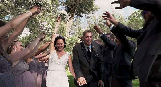 فيديو طريف.. سقوط فرع شجرة ثقيل فوق عروسين في حفل زفافهما صورة رقم 4