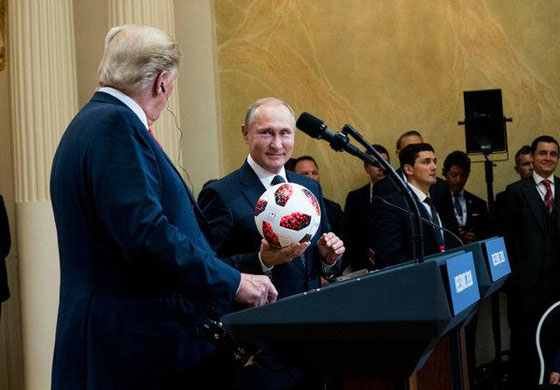  فيديو وصور.. بوتين يمازح ترمب ويهديه كرة قدم سورية صورة رقم 6