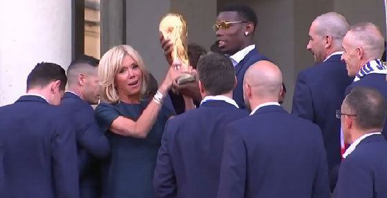 ماكرون وزوجته يحتفلان مع لاعبي فرنسا.. فيديو صورة رقم 5