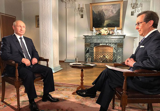 بالفيديو.. بوتين يتجاهل يد مذيع فوكس ويطلب منه الصبر صورة رقم 1
