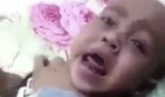 فيديو مؤلم جدآ لأم تعذب طفلتيها الرضيعتين بلا رحمة صورة رقم 1