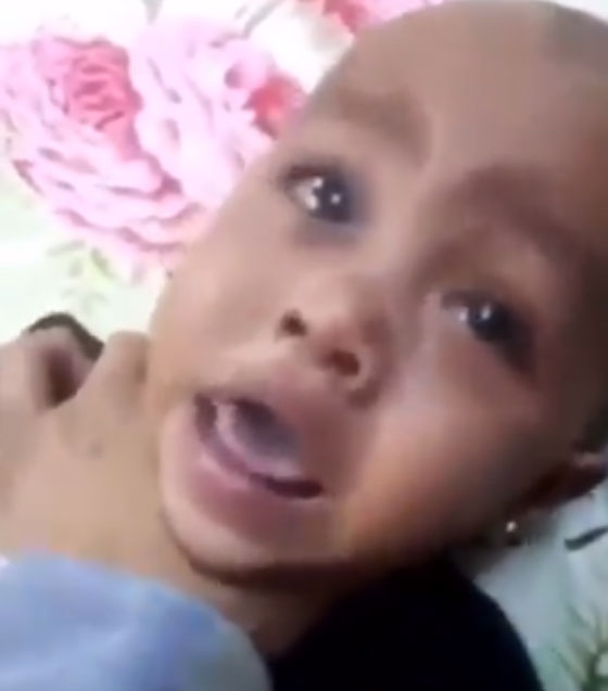 فيديو مؤلم جدآ لأم تعذب طفلتيها الرضيعتين بلا رحمة صورة رقم 2