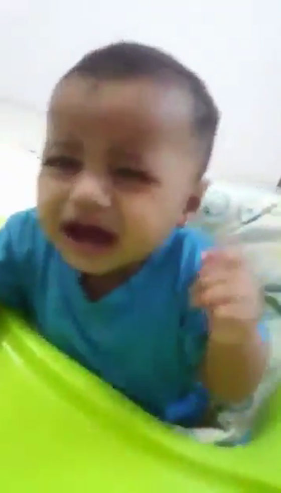 فيديو مؤلم جدآ لأم تعذب طفلتيها الرضيعتين بلا رحمة صورة رقم 3