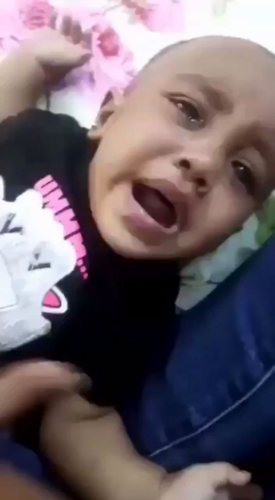فيديو مؤلم جدآ لأم تعذب طفلتيها الرضيعتين بلا رحمة صورة رقم 4