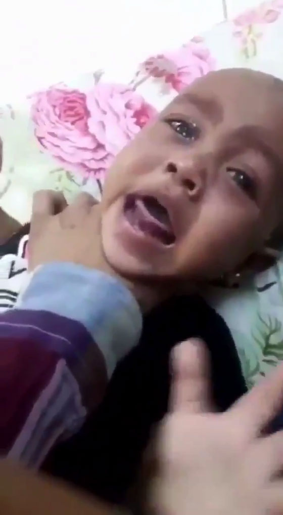 فيديو مؤلم جدآ لأم تعذب طفلتيها الرضيعتين بلا رحمة صورة رقم 5
