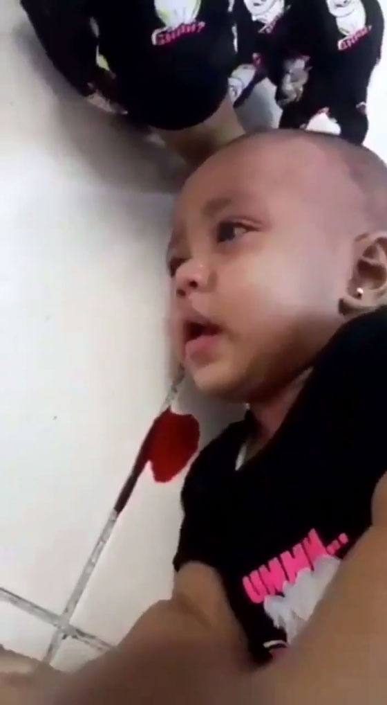 فيديو مؤلم جدآ لأم تعذب طفلتيها الرضيعتين بلا رحمة صورة رقم 6