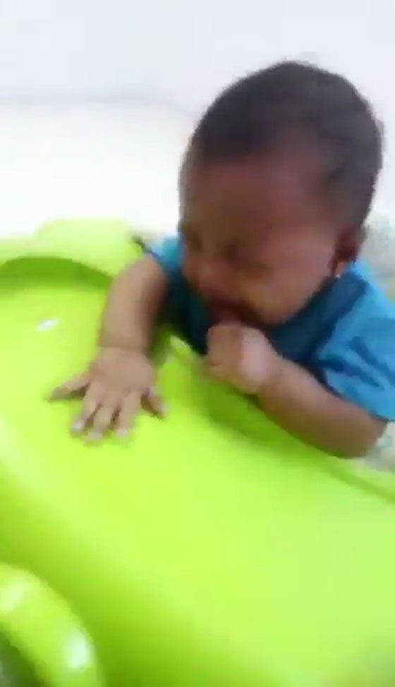فيديو مؤلم جدآ لأم تعذب طفلتيها الرضيعتين بلا رحمة صورة رقم 7