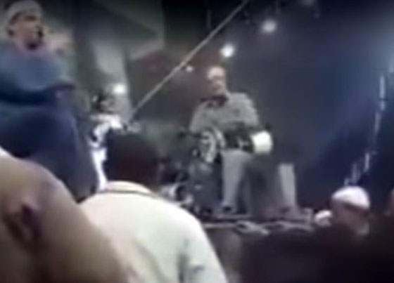 بالفيديو.. منشد مصري قرأ الفاتحة على أنغام الموسيقى يثير الغضب صورة رقم 1