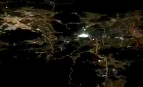 فيديو مذهل ينشره طيار لمكة المكرمة من ارتفاع 37 ألف قدم صورة رقم 2