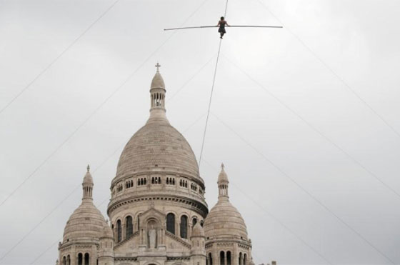 استعراض مذهل للاعبة المشي على الحبل المشدود في باريس على ارتفاع 35 مترا صورة رقم 1