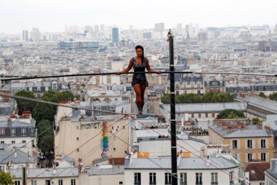 استعراض مذهل للاعبة المشي على الحبل المشدود في باريس على ارتفاع 35 مترا صورة رقم 2