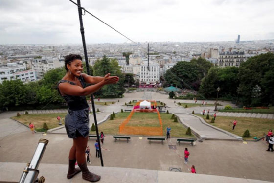 استعراض مذهل للاعبة المشي على الحبل المشدود في باريس على ارتفاع 35 مترا صورة رقم 5