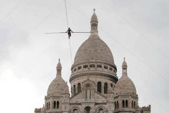 استعراض مذهل للاعبة المشي على الحبل المشدود في باريس على ارتفاع 35 مترا صورة رقم 6