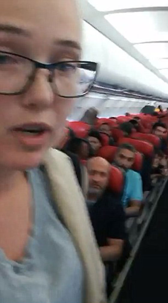 فيديو بطولي: شابة سويدية ترفض الجلوس بالطائرة لوقف ترحيل رجل أفغاني! صورة رقم 1