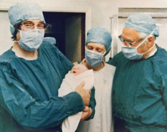 قصة أول طفلة ولدت بالتلقيح الاصطناعي في العالم تحتفل بعيد ميلادها الـ40 صورة رقم 2