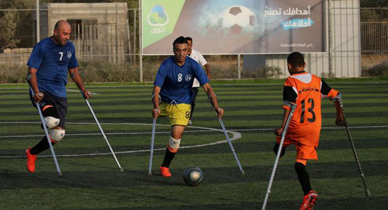 عكازات.. لاعبون في غزة  يتحدون الإعاقة ويمارسون كرة القدم  صورة رقم 1