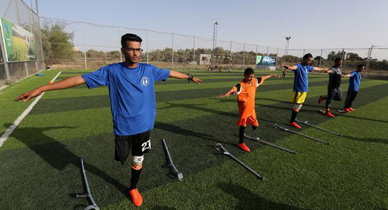 عكازات.. لاعبون في غزة  يتحدون الإعاقة ويمارسون كرة القدم  صورة رقم 3