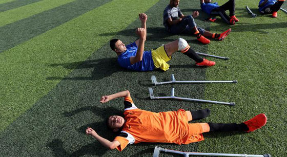 عكازات.. لاعبون في غزة  يتحدون الإعاقة ويمارسون كرة القدم  صورة رقم 5