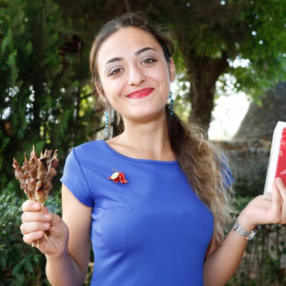 فيديو وصور.. فتاة تركية تأكل 255 سيخ كباب في 23 دقيقة  صورة رقم 1