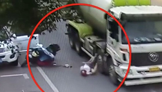 فيديو صادم.. خوذة تنقذ سيدة صينية من الموت المحقق في حادث مروع! صورة رقم 1
