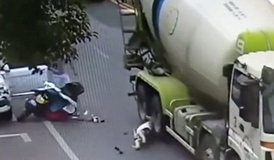 فيديو صادم.. خوذة تنقذ سيدة صينية من الموت المحقق في حادث مروع! صورة رقم 2