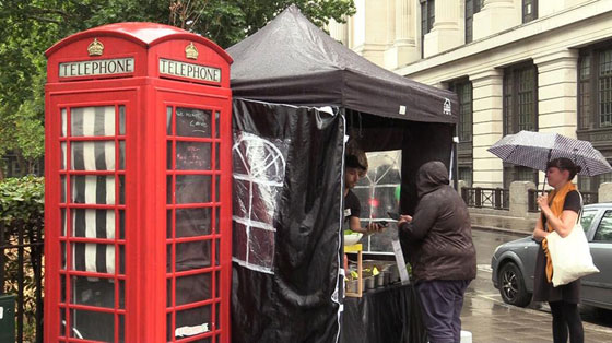 أكشاك الهواتف الحمراء في لندن تتحول لدكاكين ومكتبات وتبيع الفلافل! صورة رقم 4