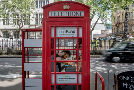 أكشاك الهواتف الحمراء في لندن تتحول لدكاكين ومكتبات وتبيع الفلافل! صورة رقم 6
