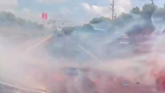 بالفيديو.. انفجار آيفون مرتين داخل سيارة بسبب بطارية مزورة! صورة رقم 4