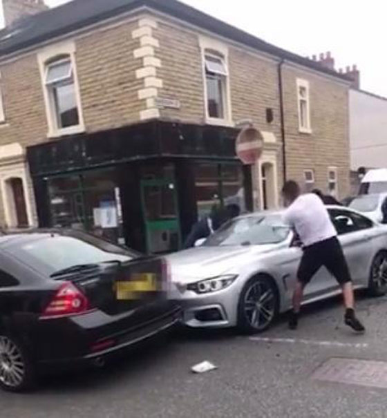 بالفيديو.. رجال ملثمين يهاجمون سيارة بمضارب البيسبول محاولين تحطيمها صورة رقم 1