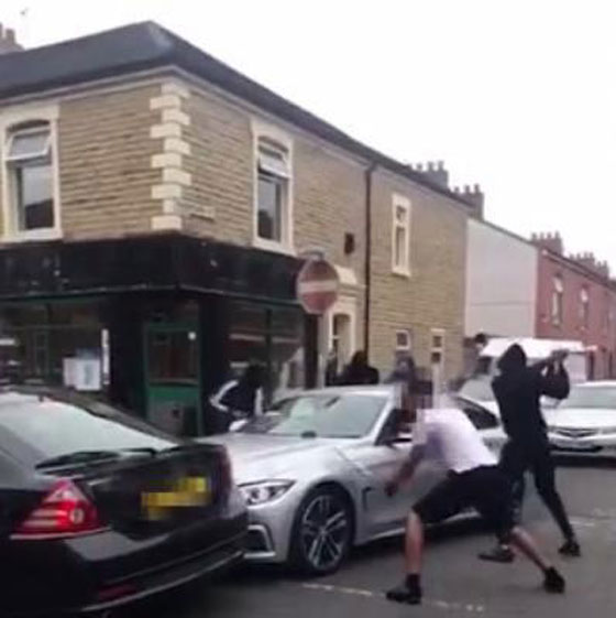 بالفيديو.. رجال ملثمين يهاجمون سيارة بمضارب البيسبول محاولين تحطيمها صورة رقم 2