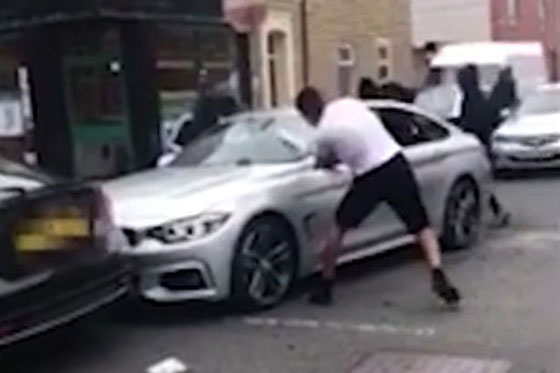 بالفيديو.. رجال ملثمين يهاجمون سيارة بمضارب البيسبول محاولين تحطيمها صورة رقم 4