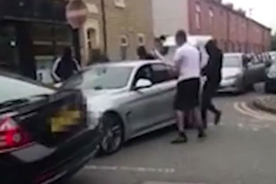 بالفيديو.. رجال ملثمين يهاجمون سيارة بمضارب البيسبول محاولين تحطيمها صورة رقم 5