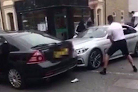 بالفيديو.. رجال ملثمين يهاجمون سيارة بمضارب البيسبول محاولين تحطيمها صورة رقم 6