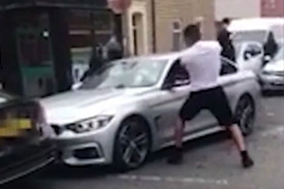 بالفيديو.. رجال ملثمين يهاجمون سيارة بمضارب البيسبول محاولين تحطيمها صورة رقم 7