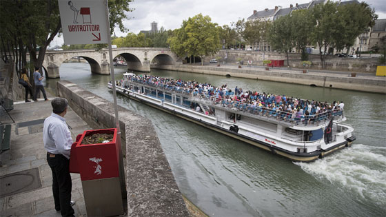 إضافة مراحيض حمراء عامة للتبول مباشرة في نهر السين في باريس! صورة رقم 1