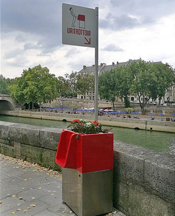 إضافة مراحيض حمراء عامة للتبول مباشرة في نهر السين في باريس! صورة رقم 3