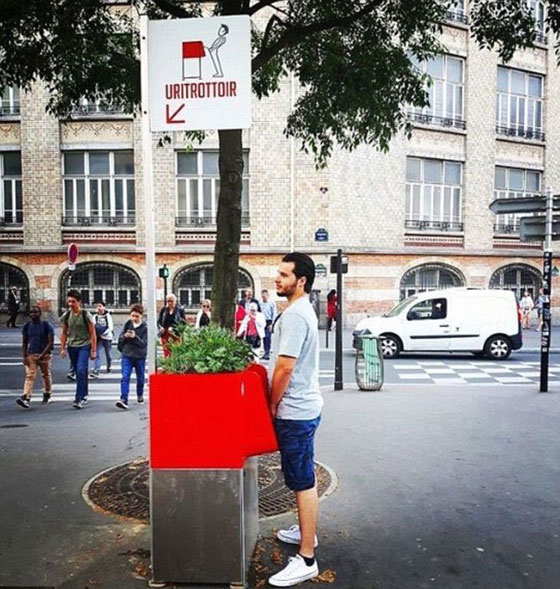 إضافة مراحيض حمراء عامة للتبول مباشرة في نهر السين في باريس! صورة رقم 4