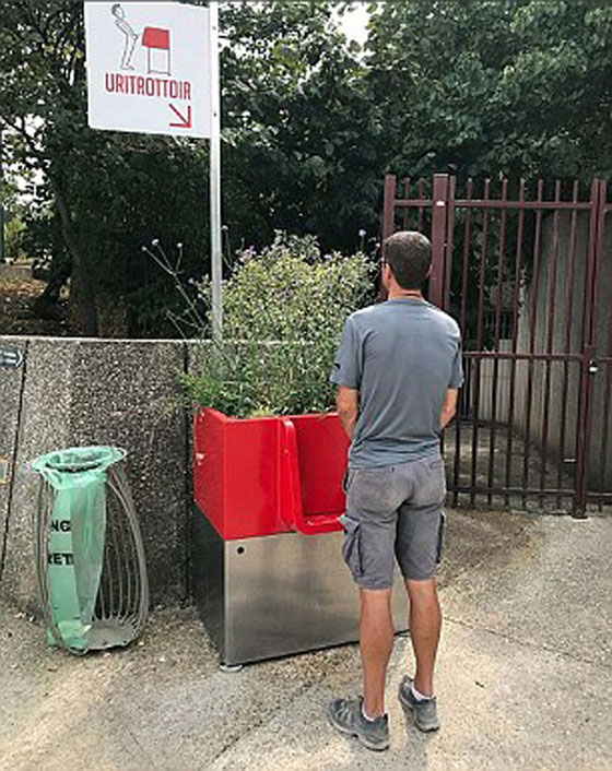إضافة مراحيض حمراء عامة للتبول مباشرة في نهر السين في باريس! صورة رقم 5