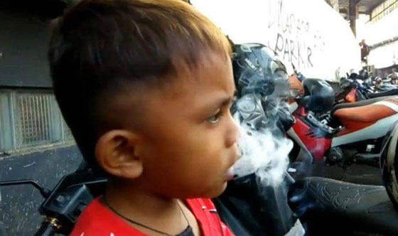  طفل اندونيسي عمره عامان يدخّن 40 سيجارة يومياً.. فيديو وصور صورة رقم 4