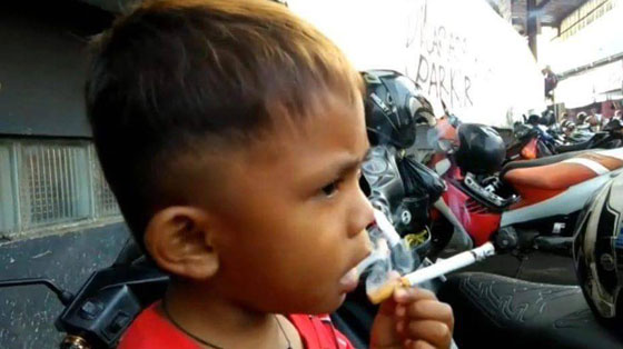  طفل اندونيسي عمره عامان يدخّن 40 سيجارة يومياً.. فيديو وصور صورة رقم 5